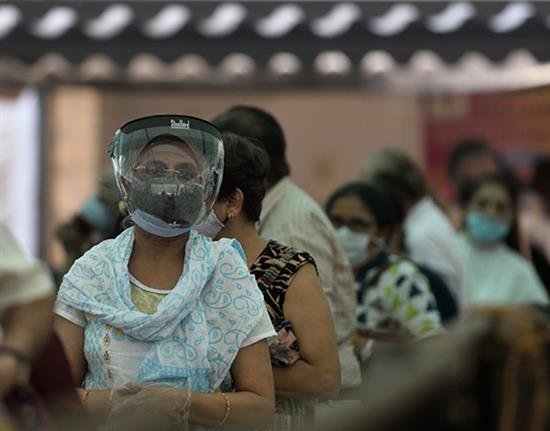 当地时间2021年4月29日，印度孟买，民众等待接种疫苗。人民视觉? 图